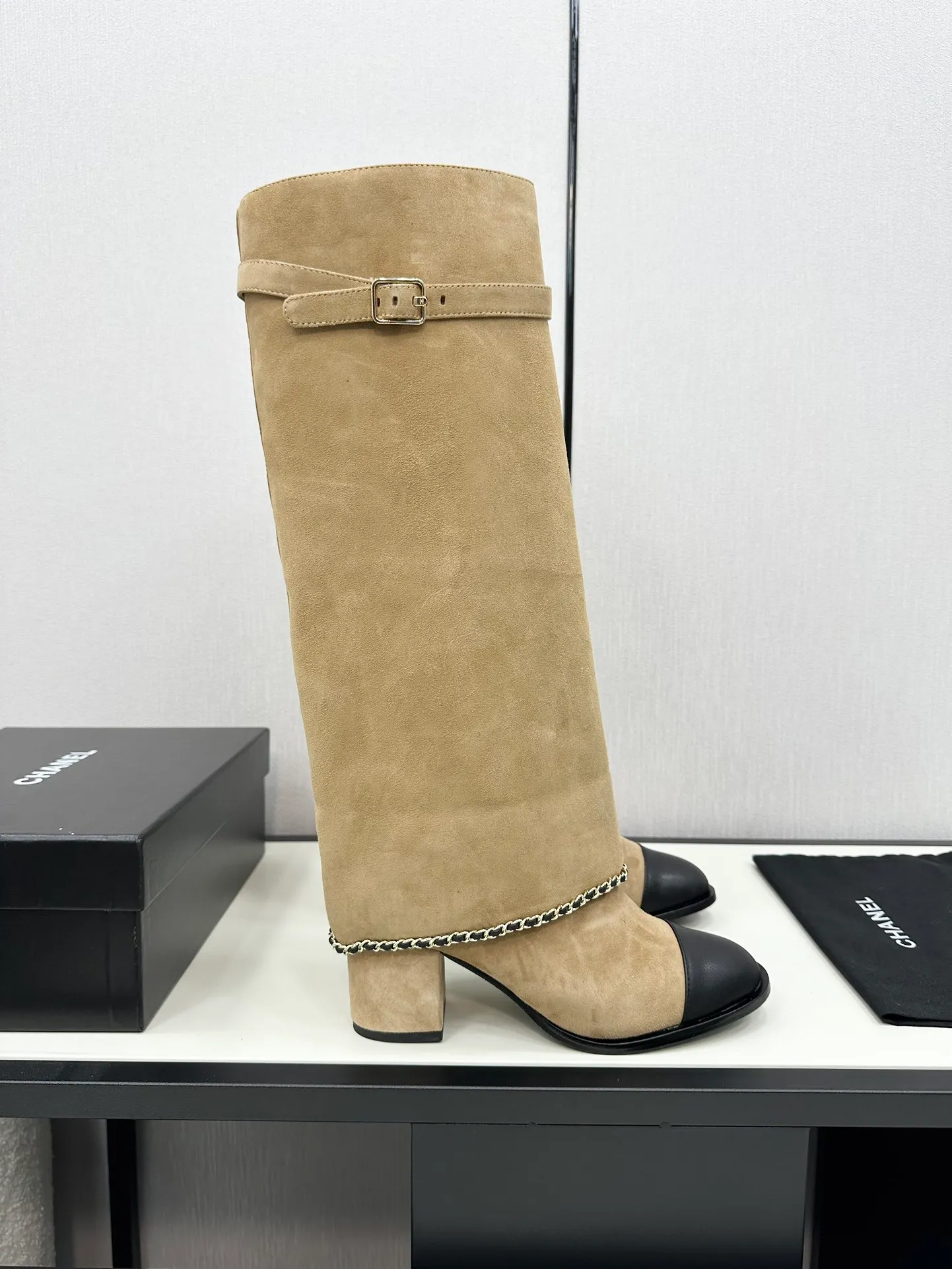 👟👟Ex-factory price 840👟👟Chanel🆕 24b new double c autumn and winter boots Chanel autumn and winter heavy industry popular short boots🔥 Xiaohongshu highly recommends this style, it looks good with any combination, a must-have for fashion, Ms. Chanel loves simple and irresistible styles💋Coloring shows a unique style, free mix and match to shine⚡️Follow the fashionable steps of the tight-flavored grandma! ! ! Enlarge the exquisite details to see ✔Original molded hardware buckle ✔Top version made by purchasing agent★The upper is made of original Yangjing cowhide, sheepskin lining, sheepskin feet, code number 35-40 (40, 41 customization is not returnable)
